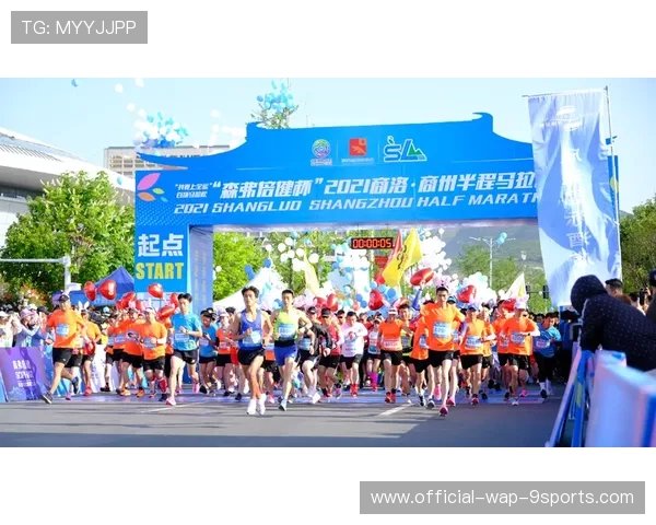 马拉松赛道出现“神秘补给站”给选手送糖葫芦